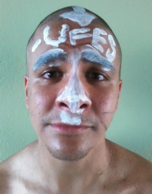 Com cabelo raspado, Renan posa para foto após o trote (Foto: Arquivo Pessoal)