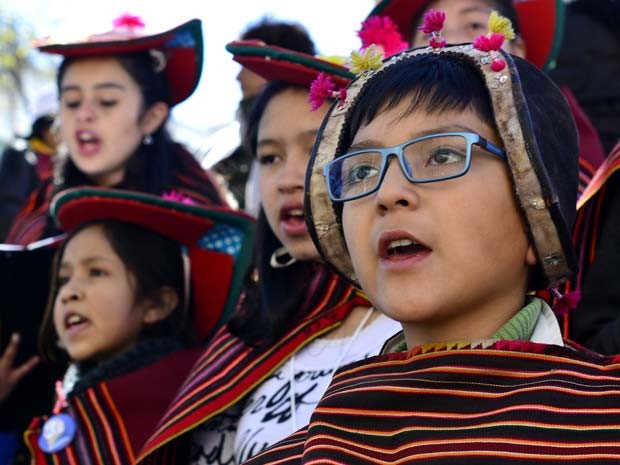Crianças vestindo roupas típicas esperam o Papa Francisco na Praça Murillo, em La Paz (Foto: AP Photo/Freddy Barragan)