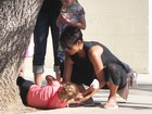 Filha de Halle Berry cai e é ajudada pela mãe