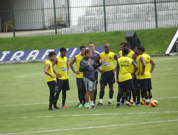 Waldemar Lemos comanda treino com os jogadores do ABC (Foto: Arthur Barbalho)