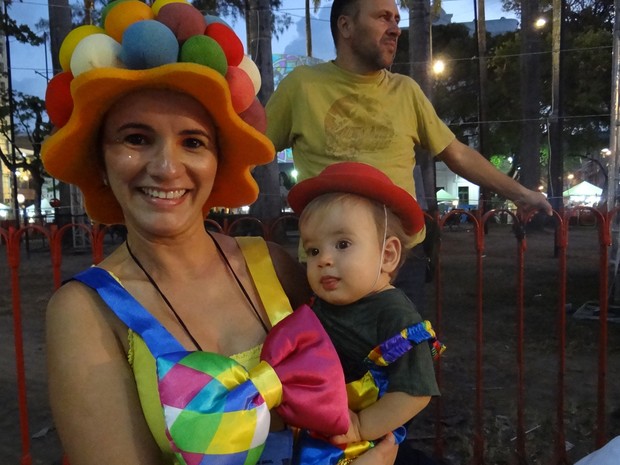 Concilia Bastos mora há sete anos em Brasília, mas volta todos os anos para brincar o carnaval. Esse ano trouxe o pequeno Martin, de 1 ano (Foto: Katherine Coutinho/G1)