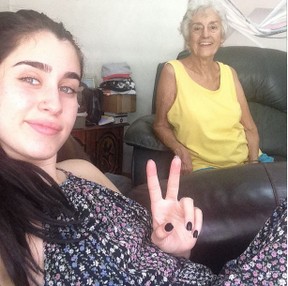 Lauren Jauregui com a avó, Angélica (Foto: Instagram)