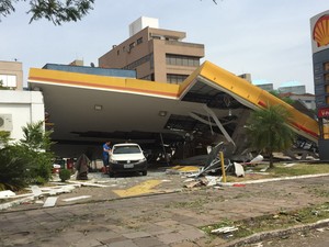 Posto de gasolina ficou destruído na avenida Praia de Belas, em Porto Alegre  (Foto: Diego Guichard / G1  )