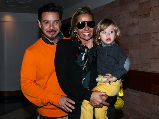Adriane Galisteu com o filho, Vittorio, e o marido, Alexandre Iódice, em São Paulo (Foto: Manuela Scarpa e Marcos Ribas/ Foto Rio News)