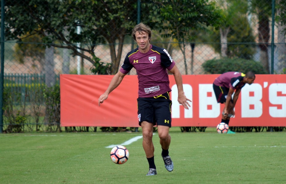 Lugano tem apoio de Marco Aurélio e de boa parte da torcida para renovar contrato (Foto: Érico Leonan/saopaulofc.net)