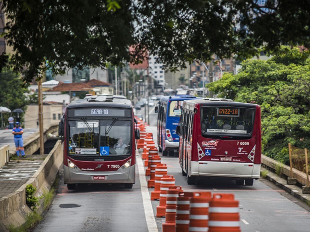 O viaduto Santo Amaro, na Zona Sul de São Paulo, é reaberto inicialmente apenas para tráfego de ônibus, após a Prefeitura descartar a demolição da estrutura (Foto: Chello Fotógrafo/Futura Press/Estadão Conteúdo)