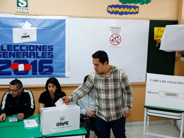 Homem vota na eleição presidencial do Peru neste domingo (5), em Lima (Foto: REUTERS/Mariana Bazo)