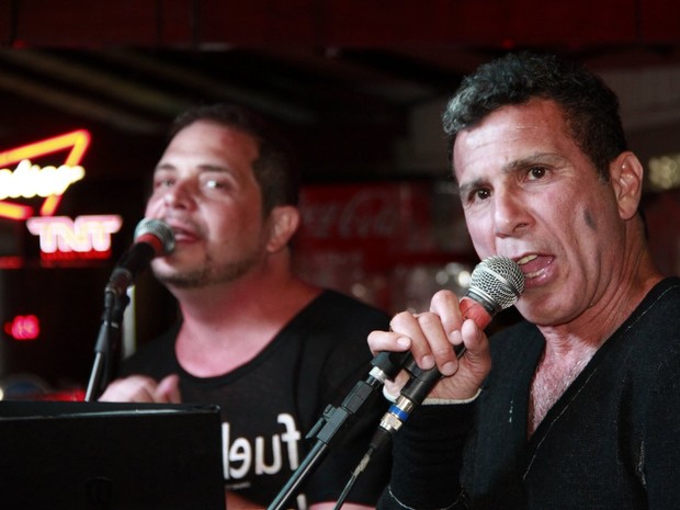 Conrado e Eri Johnson cantam em restaurante no Rio (Foto: Isac Luz/ EGO)