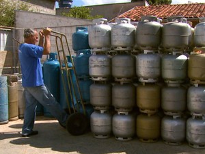 Revendedoras de gás de São João da Boa Vista têm dificuldade para manter estoque (Foto: Oscar Herculano Jr/ EPTV)