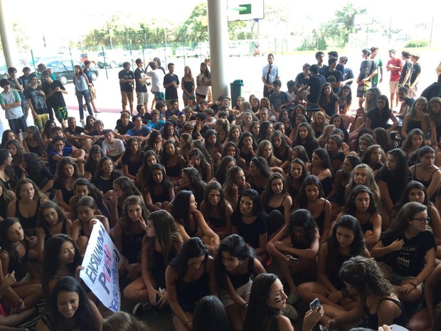 Alunas de colégio de Porto Alegre protestaram contra as normas do vestuário (Foto: Giulia Morschbacher/Arquivo pessoal)