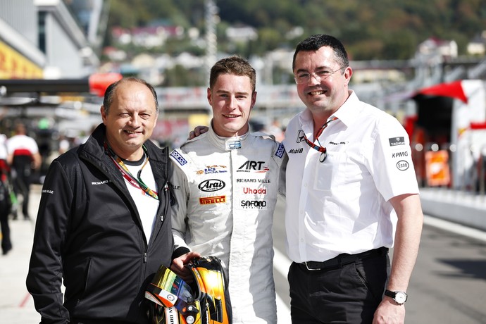 Stoffel Vandoorne comemora título da GP2 com chefe da ART, Frederic Vasseur, e diretor da McLaren, Eric Boullier (Foto: Divulgação)