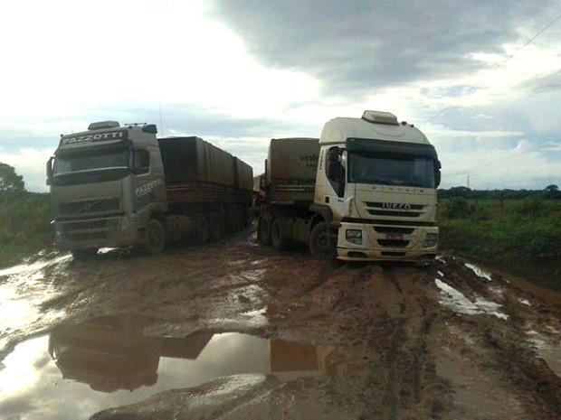 Empresa fez terraplanagem durante chuva e piorou situação de estrada (Foto: Edgard Costa/ Paranatinga News)