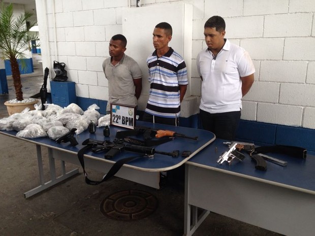 Três suspeitos de tráfico presos neste sábado na Maré (Foto: Divulgação / Polícia Militar)