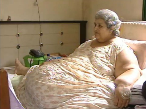 Mulher pesa quase 300 quilos e não consegue sair de casa há cinco anos. (Foto: Reprodução/TV Tem)