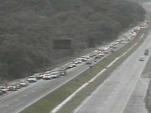 Último dia do ano começa com movimento constante na BR-277, sentido Paranaguá (Foto: Reprodução/ Ecovia)