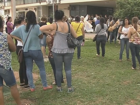 Merendeiras protestam contra atraso nos salários (Foto: Reprodução/TV TEM) Merendeiras protestam contra atraso nos salários (Foto: Reprodução/TV TEM)