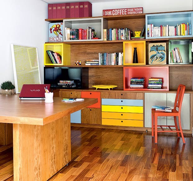 escritorio-mesa-estante-cadeira-home-office-prateleiras (Foto: Maira Acayaba/Editora Globo)