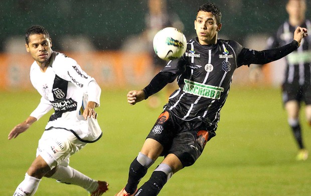 Caio do Figueirense na partida contra a Ponte Preta (Foto: Cristiano Andujar / Futura Press)