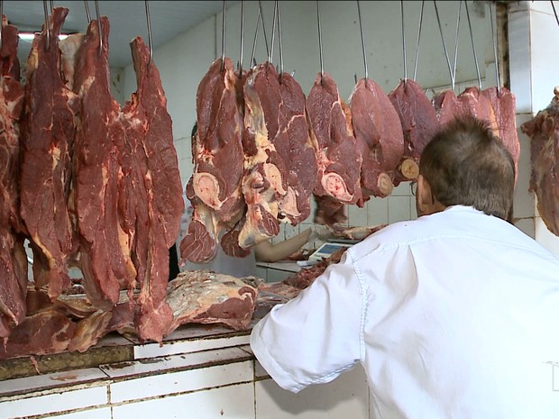 feiras, mercados e centros comerciais terão prazos para regularização da comercialização de carnes com certificação sanitária (Foto: Reprodução/TV Mirante)