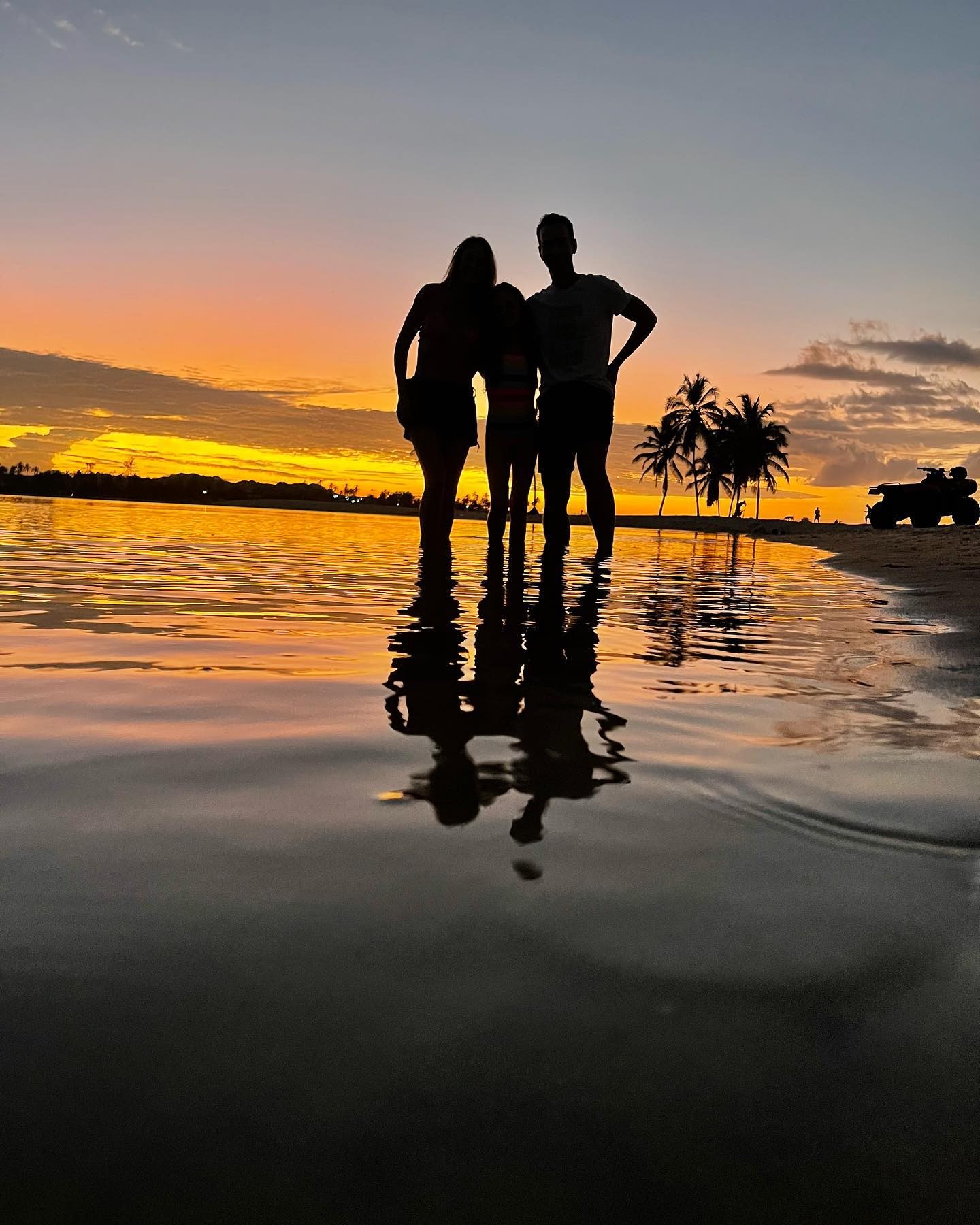 Ticiane Pinheiro e Cesar Tralli curtem praia do Ceará com Rafaella Justus e Manuella (Foto: Reprodução/Instagram)
