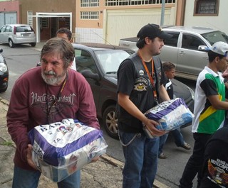 Motociclistas arrecadaram comida e brinquedos para levar para crianças da ONG  (Foto: ONG Vida Positiva/Reprodução)