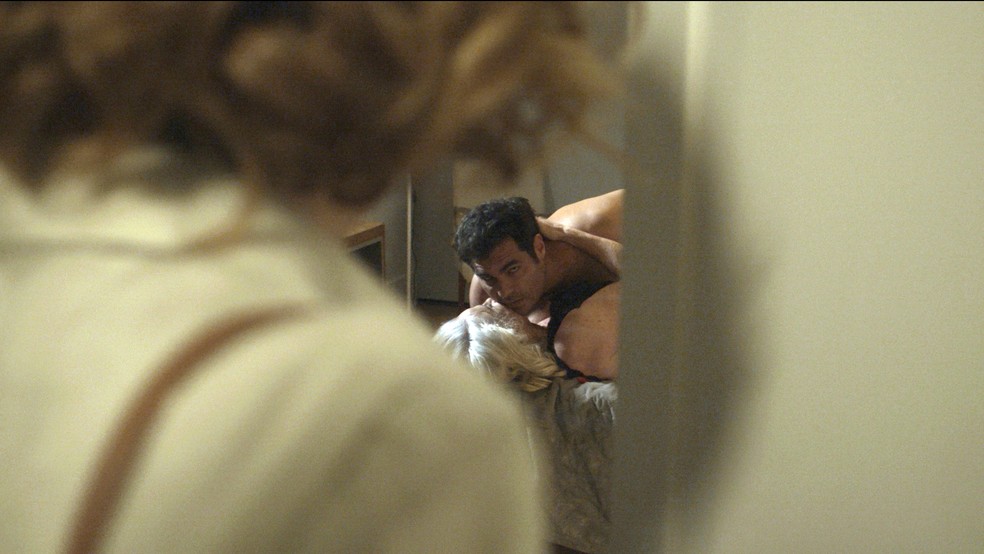 Vitória vê Mág e Ciro na cama! (Foto: TV Globo)