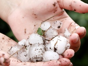 Pedras quebraram telhados e vidros de casas e veículos (Foto: Prefeitura de Lages/Divulgação)