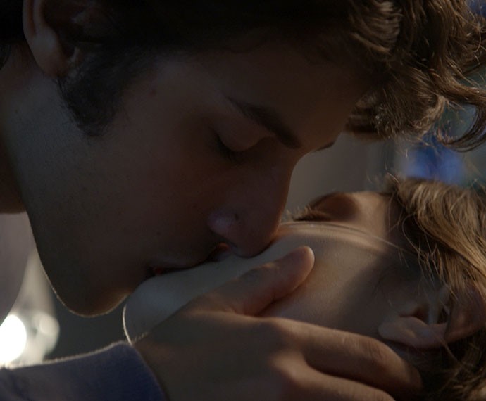 Ao sair do coma, Laís pede um beijo a Rafael (Foto: TV Globo)