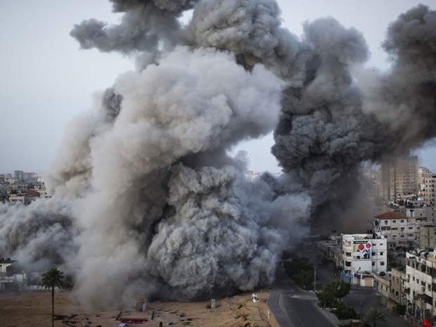 18 de novembro - Fumaça sobre após ataque das forças de Israel na cidade de Gaza neste domingo (18)  (Foto: Bernat Armangue/AP)