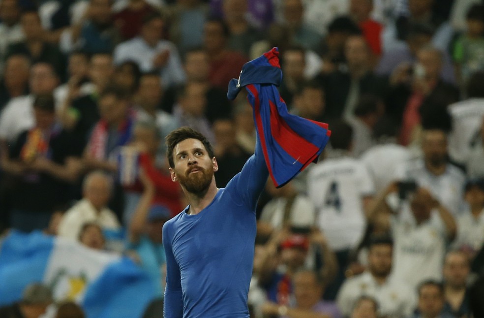 Atuação histórica de Messi contra o Real Madrid no Bernabéu recolocou o Barcelona na briga (Foto: Reuters)