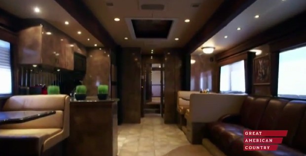 Interior do trailer utilizado por Brad Pitt (Foto: Reprodução/YouTube)