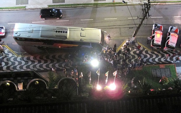 Corinthians chegando no hotel (Foto: Gustavo Serbonchini / Globoesporte.com)