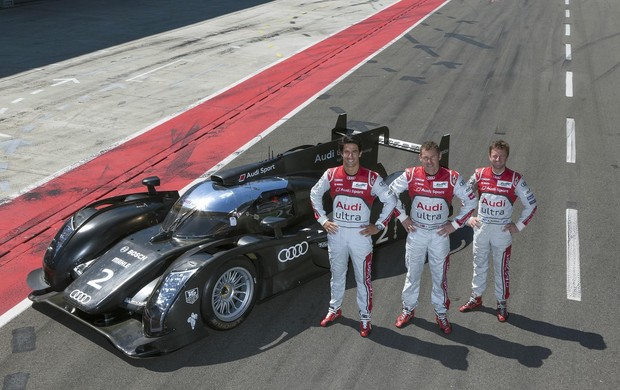 Lucas di Grassi com os companheiros Allan McNish and Tom Kristensen ao lado do Audi R18 TDI (Foto: Divulgação)