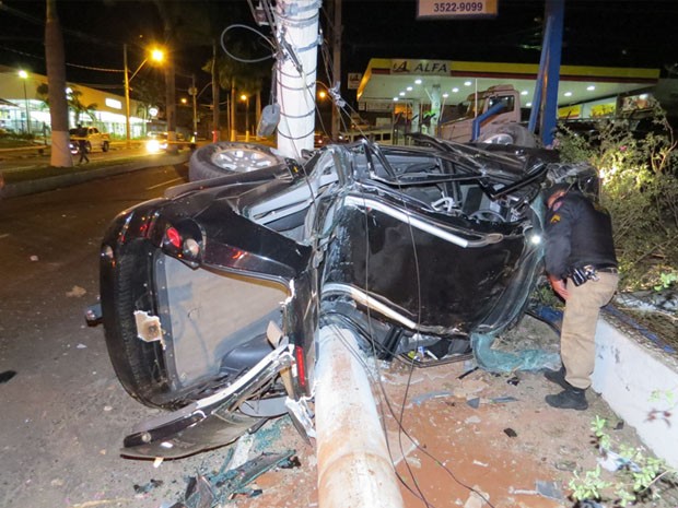 G1 Carro de motorista embriagado fica destruído após batida em poste