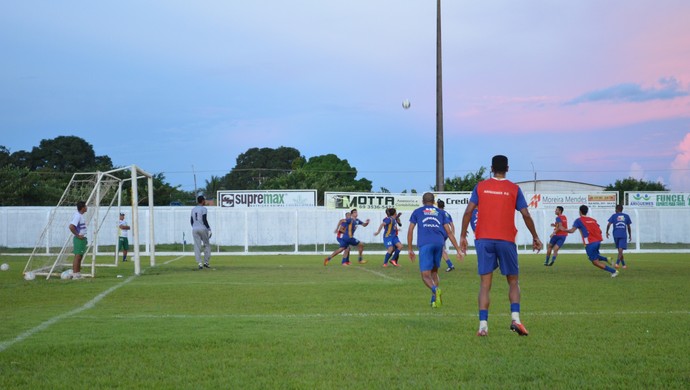 Ariquemes treinam bola parada para surpreender o Vilhena na final (Foto: Franciele do Vale) Ariquemes treinam bola parada para surpreender o Vilhena na final (Foto: Franciele do Vale)