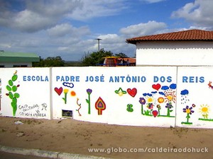 Carlos Saldanha e os alunos pintaram o muro da escola 
(Foto: Caldeirão do Huck/TV Globo)