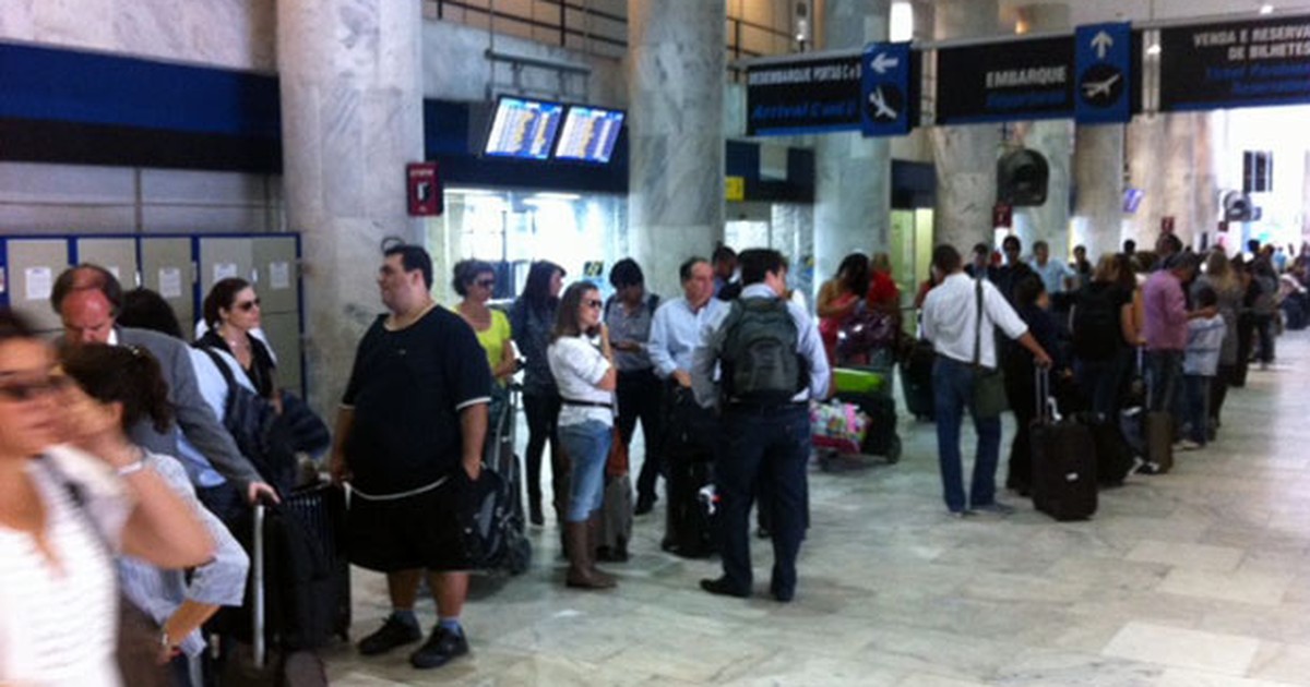 G Passageiros Enfrentam Longas Filas Por T Xi Em Aeroporto No Rio