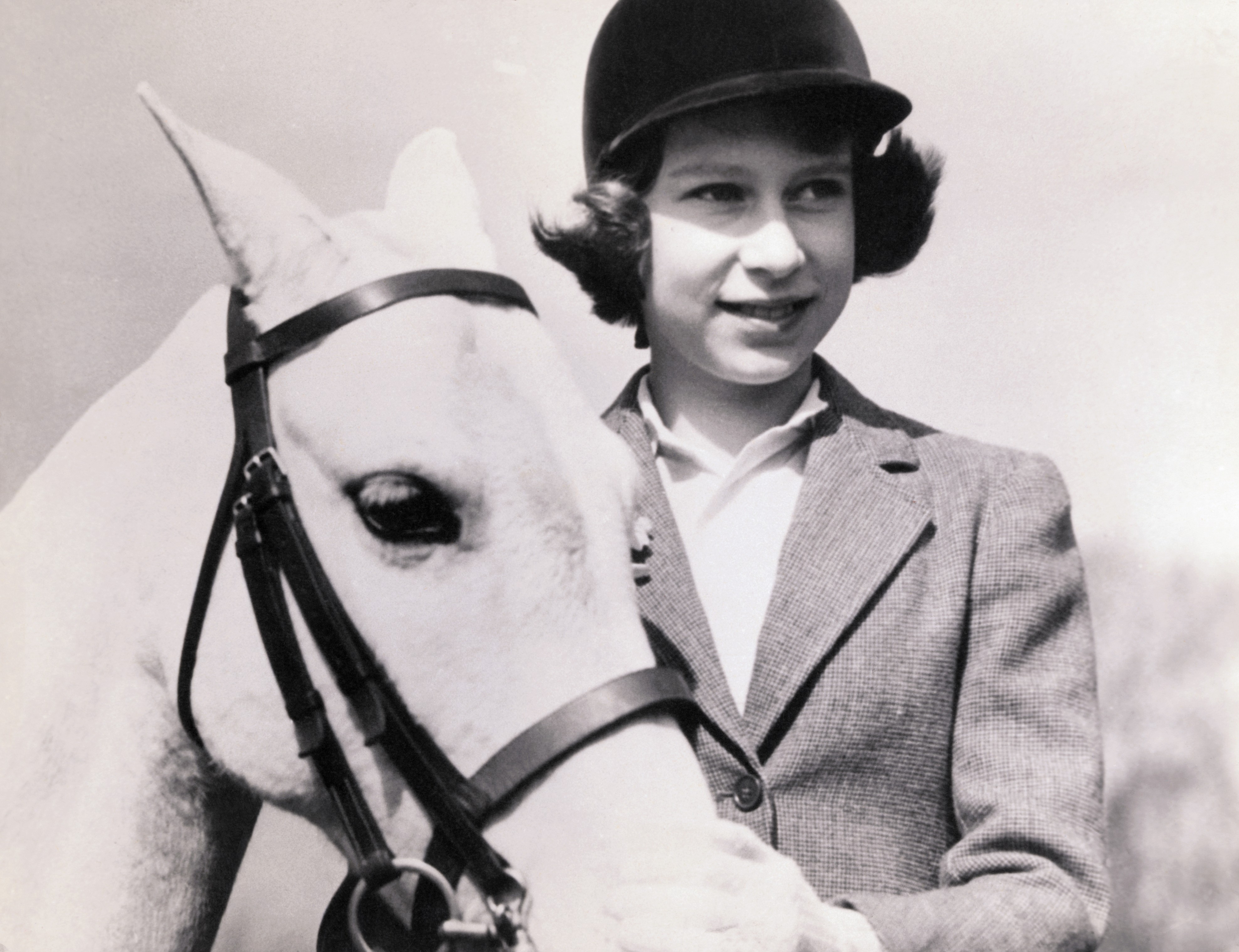 Crown Princess Elizabeth of Great Britain, later Queen Elizabeth II, with her pony, at age 10. (Foto: Bettmann Archive)