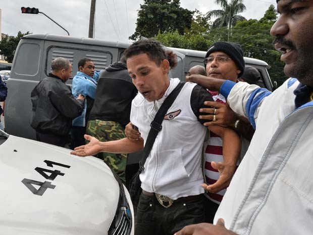 Homem é preso nesta quarta (10) durante manifestação em defesa aos direitos humanos em Cuba (Foto: AFP Photo/Adalberto Roque)