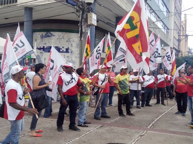 CTB em parceria com outros sindicatos fazem ato no Centro de Aracaju  (Foto: Marina Fontenele/G1)