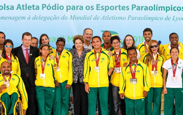 Dilma e Atletas Paraolímpicos Bolsa Atleta (Foto: Roberto Stuckert Filho / PR)