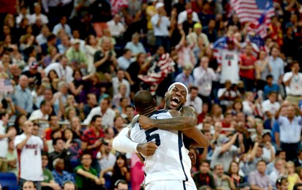 Kevin Durant e LeBron James comemoram vitória no basquete (Foto: AFP) Kevin Durant e LeBron James comemoram vitória no basquete (Foto: AFP)