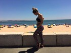 Kelly Key posa com barriguinha de grávida em dia de praia em Portugal