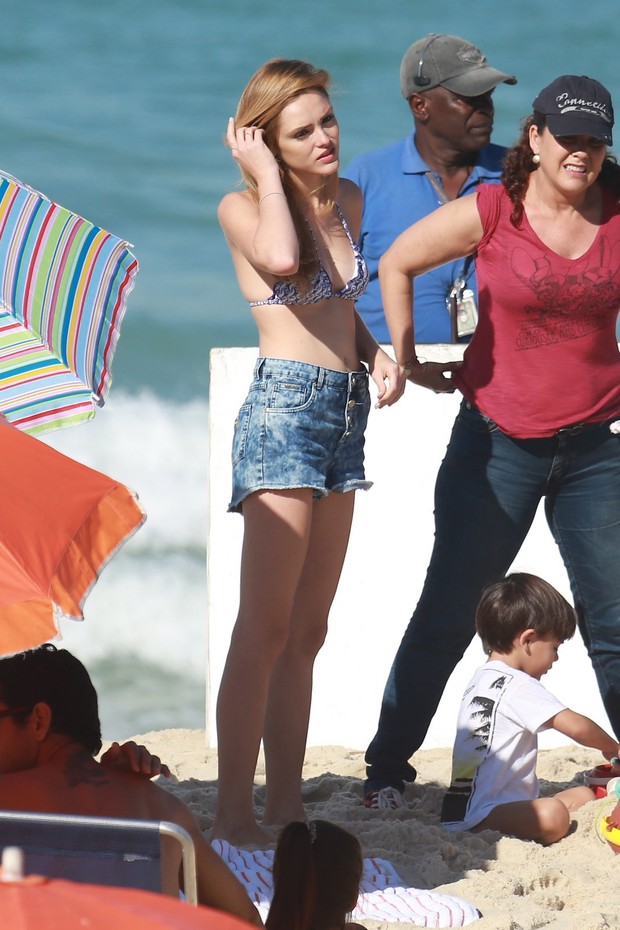 Isabelle Drummond grava na praia (Foto: AgNews/Dilson Silva)