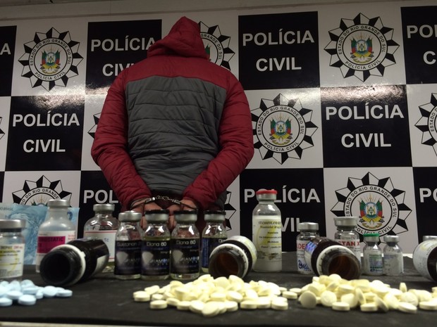Jovem de 21 anos foi preso com oito tipos de anabolizantes (Foto: Denarc/Divulgação) Jovem de 21 anos foi preso com oito tipos de anabolizantes (Foto: Denarc/Divulgação)