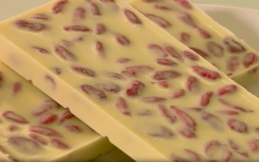 Chocolate branco feito com fruta goji berry durante pesquisa da Unicamp (Foto: Reprodução/EPTV)