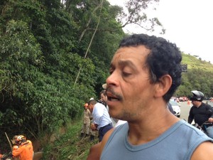 O jardineiro José Fernandes tenta encontrar o corpo do irmão (Foto: Maria Valente)