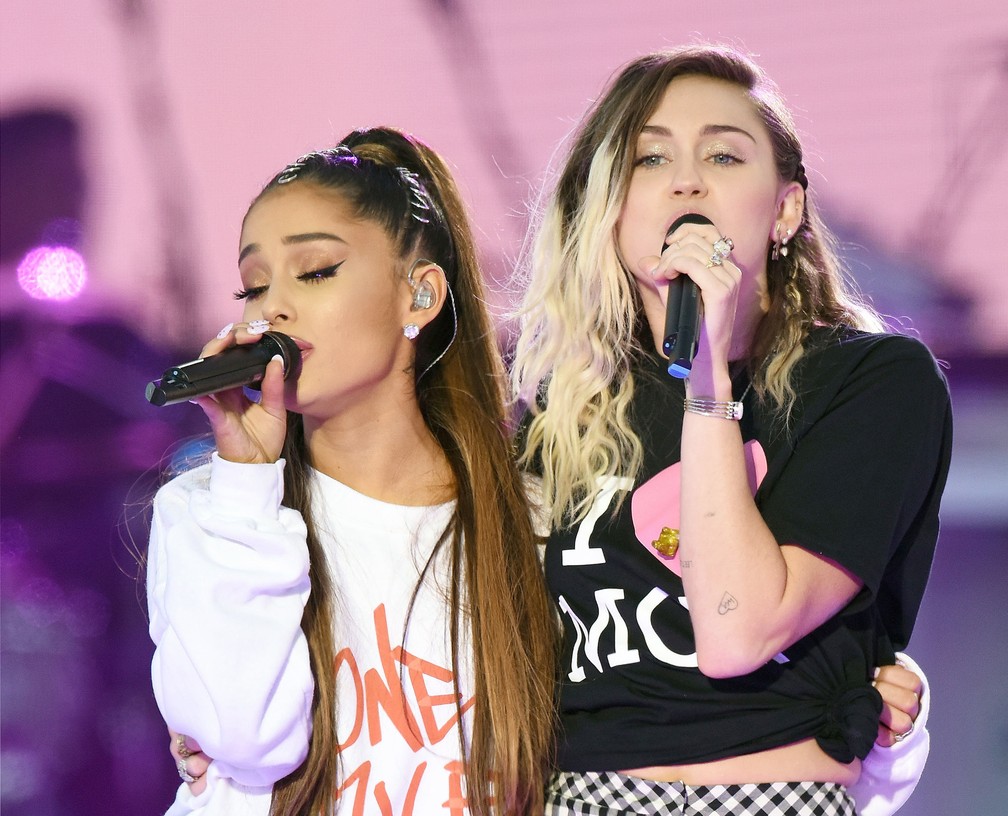 Ariana Grande e Miley Cyrus cantam no One Love Manchester (Foto: AP / Dave Hogan)