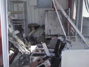 Caixa eletrônico destruído pela explosão (Foto: Nova News)