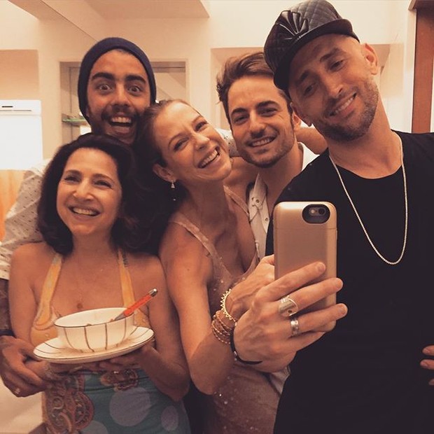Malu Valle, Pedro Scooby, Luana Piovani, Thales Bretas e Paulo Gustavo em festa (Foto: Instagram/ Reprodução)